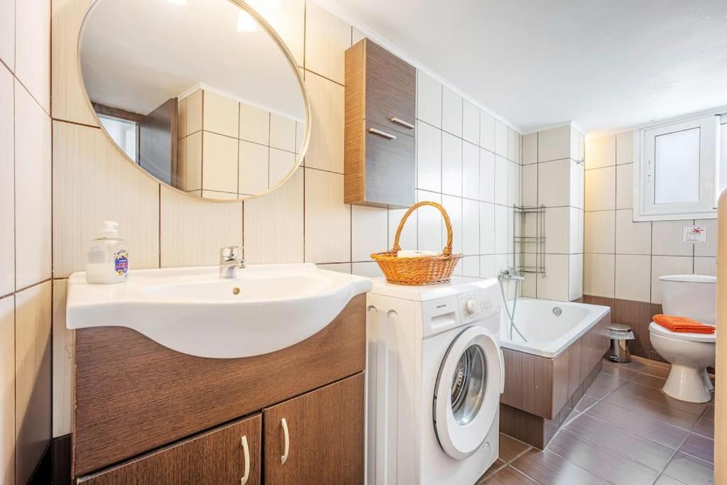 Apartment In The Middle Of Everything Афіни Екстер'єр фото