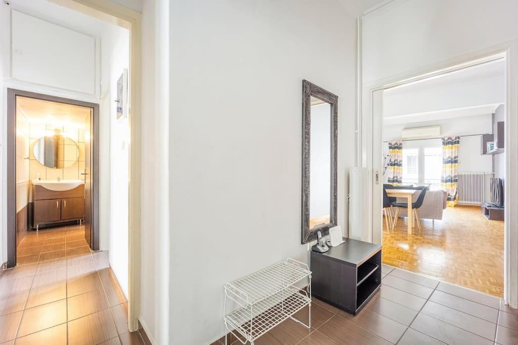 Apartment In The Middle Of Everything Афіни Екстер'єр фото
