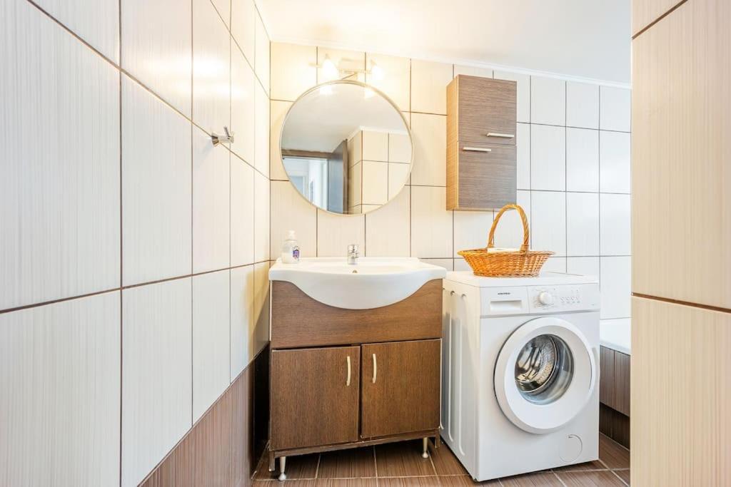 Apartment In The Middle Of Everything Афіни Екстер'єр фото